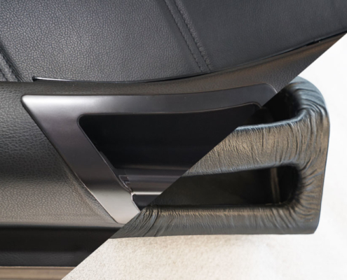 DeLorean neue Türhaltegriffe - Vergleich neu und alt. Der alte Haltegriff war ein Kunststoffteil mit faltiger Lederoptik, der neue Griff kommt glatt und schnörkellos daher.
