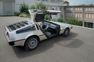 DeLorean Elektroumbau mit offenen Flügeltüren und Ansicht neues Interieur