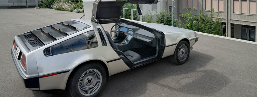 DeLorean Elektroumbau mit offenen Flügeltüren und Ansicht neues Interieur