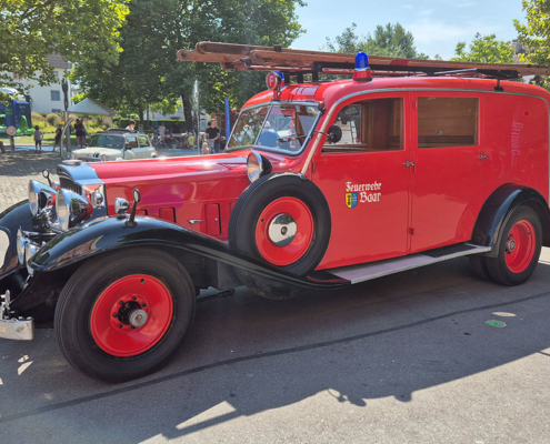 Ein zum Feuerwehrauto umgebauter Packard. Vorne Nebelhörner, oben Blaulicht und eine Leiter aus Holz.