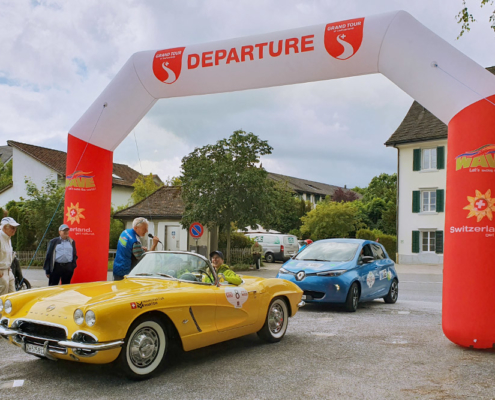 Corvette drives through archway Corvette fährt durch Torbogen während Ankunft in Thalwil an der Wave Trophy 2019