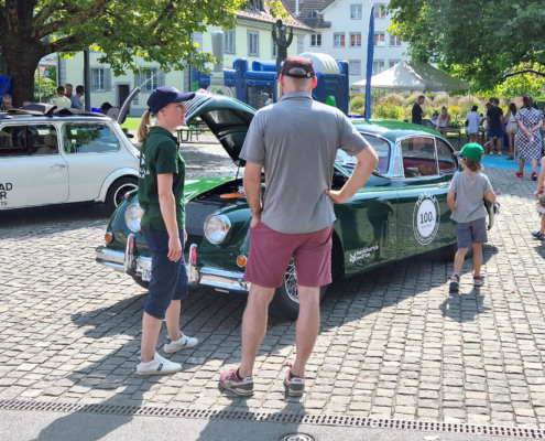 Jaguar at Wheel Jam Zwei Personen besprechen den elektrifizierten Jaguar XK150 an der Wheel Jam in Baar 2024