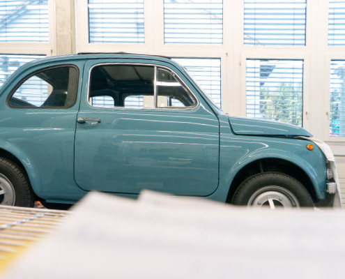 Projektkachel_Fiat500_495x400 Fiat 500 steht auf Fahrzeuglift