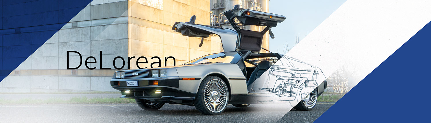 Homeslider_DeLorean_1500x430_neu Ein DeLorean steht mit offenen Flügeltüren vor einem Fabrikgebäude. Das Auto wurde auf Elektroantrieb umgebaut. Ein Teil des Fotos ist durch eine Skizze der verbauten Komponenten ergänzt, auf der man Elektromotor, Getriebe sowie die Batterien erkennen kann.