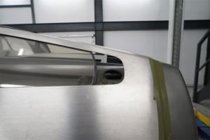 Basis für Positionierung Ladedose im Delorean bildet die ehemalige Luftzufuhr für die Kühlung. Hier ohne die schwarze Abdeckung mit Lamellen.