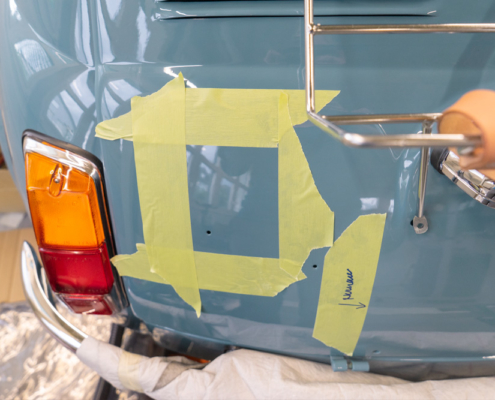 DSC08405_manufakturmarton_ladedose_blog2 Die Heckklappe des Fiat 500 in mittelblau. Die Stelle, an die künftig die Ladeklappe kommen soll, ist mit Malerklebeband markiert.