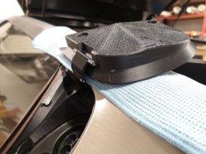 Test Scharnier Ladedosendeckel am Delorean. 3-D-Prototyp der Ladeklappe in aufgeklappter Position. Zur Sicherheit ist die Carosserie mit einem Lappen geschützt, auf dem die Ladedosenklappe aufliegt
